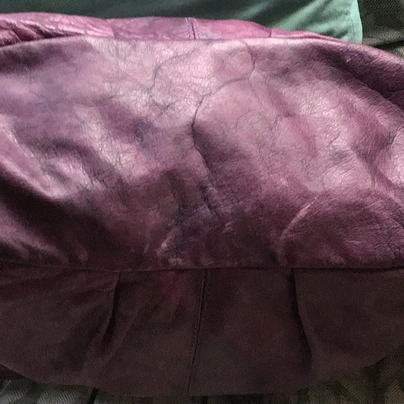Purple italian leather hobo bag, large bag with zip top, soft distressed leather - Picture 4 of 16